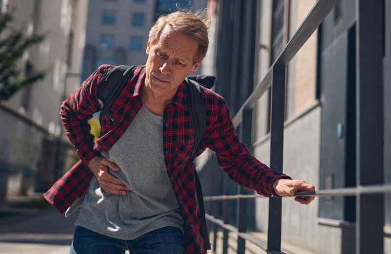 Douleur côté gauche sous les côtes et gaz : causes et traitements