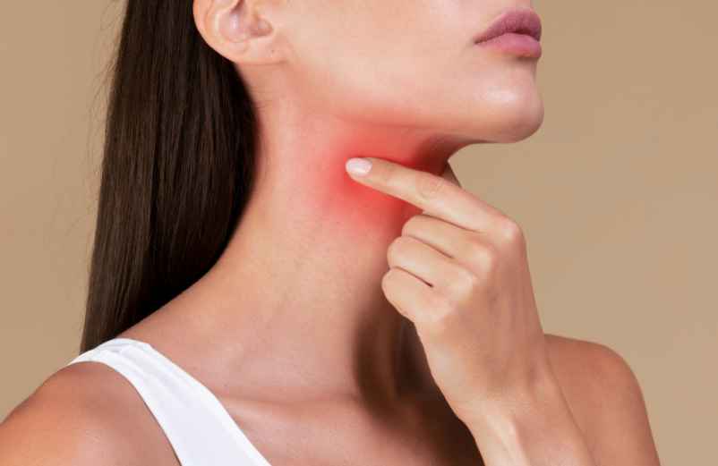 Gêne à la gorge et impression d’avoir quelque chose de coincé : Que faire ?